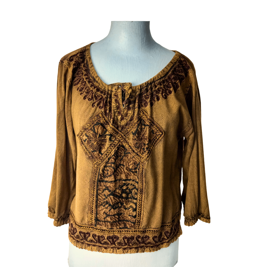 Three-quarter boho top with embroidered design - M