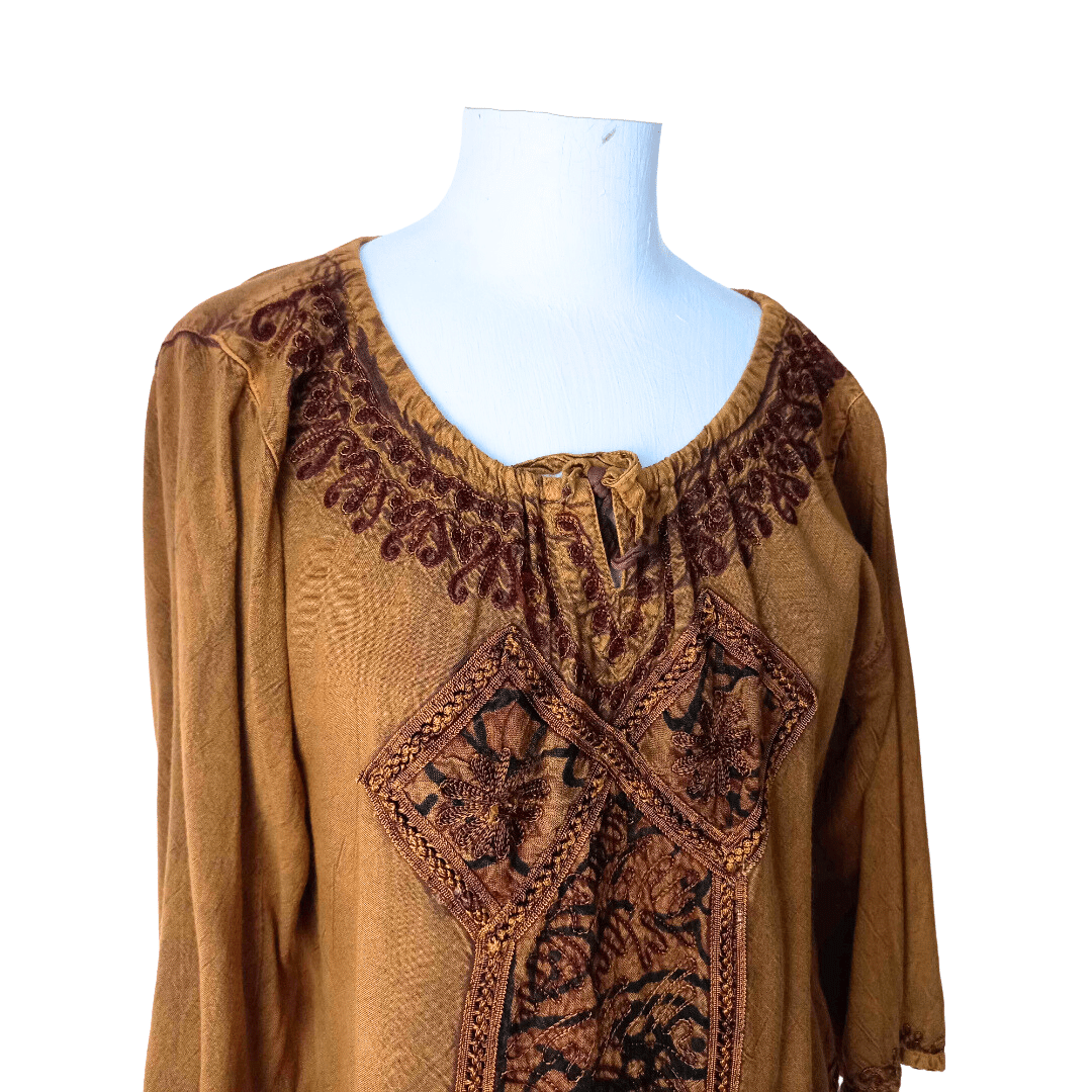 Three-quarter boho top with embroidered design - M