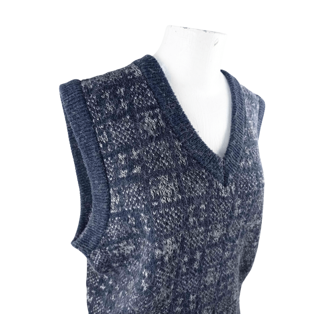 Vintage v-neck knitted sweater vest - L