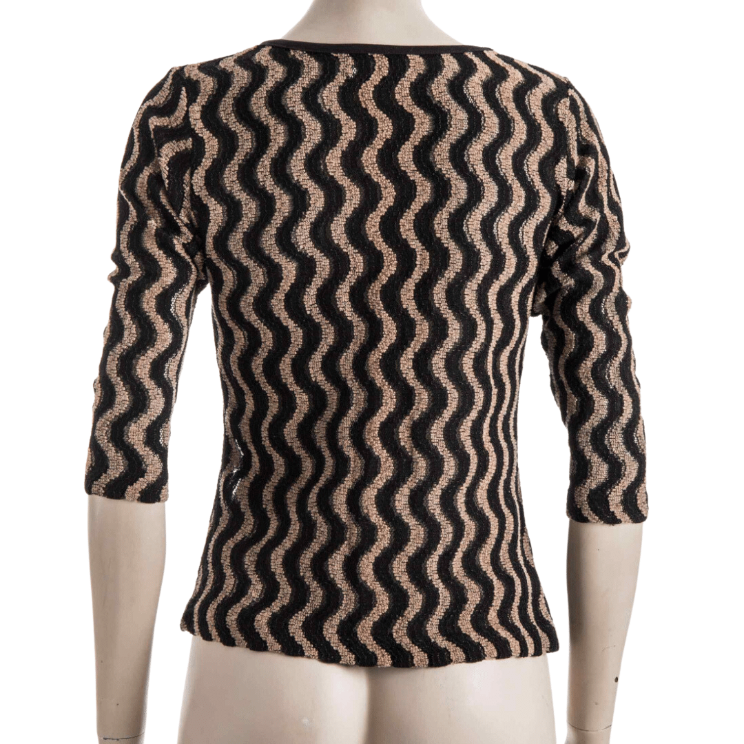Three-quarter sleeve textured top with wave pattern design - M