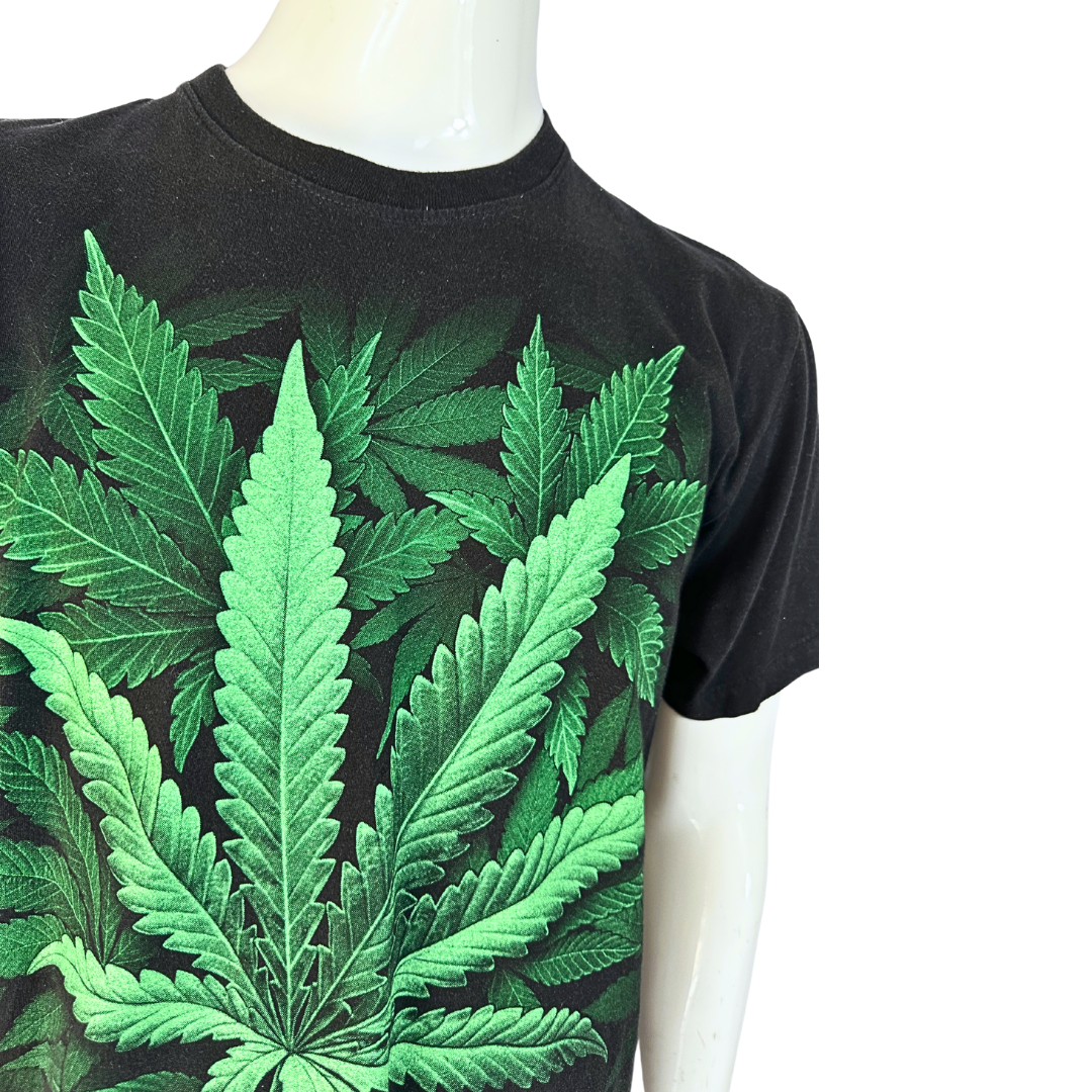 Black cannabis graphic print tshirt - L