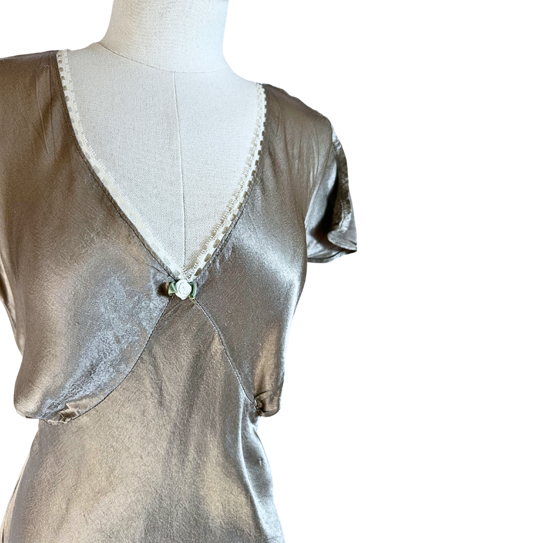 Metallic grey 90s vneck top - M